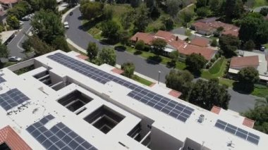 Laguna Tepeleri 'nin çatı katı kompleksi üzerine inen havadan gelen yeşil enerji panelleri.