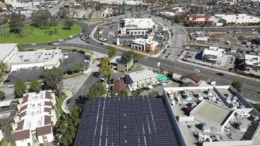 Long Beach 'te trafik ve yollara bakan güneş çatısı manzarası iniyor.