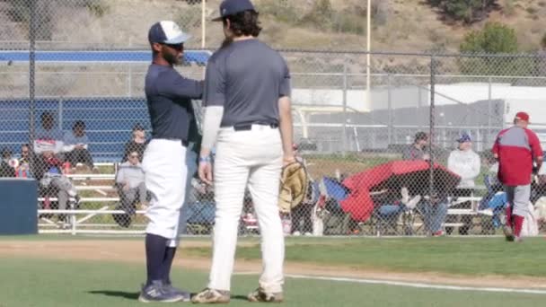 Entrenador de béisbol de secundaria discutiendo con atleta jugador, apoyo del equipo estudiantil — Vídeo de stock