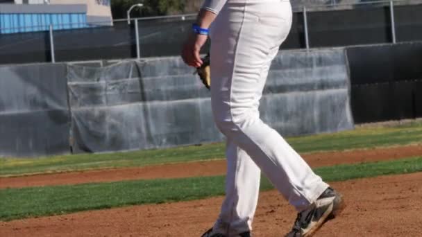 Slow motion upward shot dari pemain baseball SMA siap di dalam lapangan — Stok Video