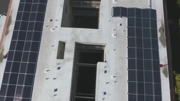 Trabajadores en la instalación de proyectos de paneles solares en la parte superior del edificio, vista aérea Birdseye. Concepto de energía alternativa — Vídeo de stock