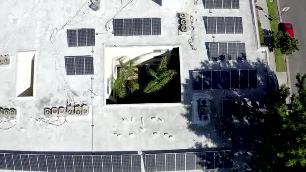 在加利福尼亚州洛杉矶的一个阳光明媚的日子里，空中、上下颠倒、无人驾驶飞机在屋顶上拍摄太阳能电池板 — 图库视频影像
