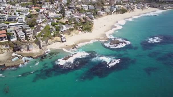 Flygfoto över Laguna Beach City, Kalifornien Usa och Majestic White Sand Victoria Beach på Stilla havet — Stockvideo