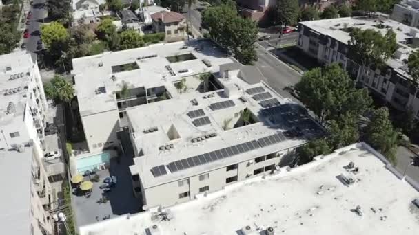 Vista aérea orbitando bienes raíces urbanos Los Ángeles complejo de apartamentos azoteas en el barrio contemporáneo — Vídeos de Stock