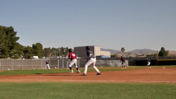 İki lise takımı okul sınırları içinde beyzbol oynuyor. Yavaş çekim klibi — Stok video