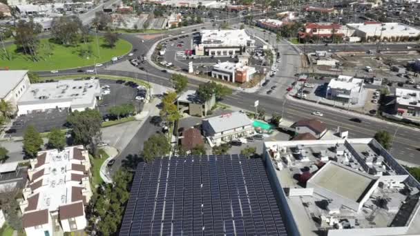Vista aérea de la azotea del edificio solar que desciende en Long Beach con vistas al tráfico y las carreteras — Vídeo de stock