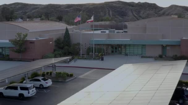 Vue aérienne, montante, par drone, au-dessus du collège La mesa, au coucher du soleil, à Santa Clarita, Californie — Video