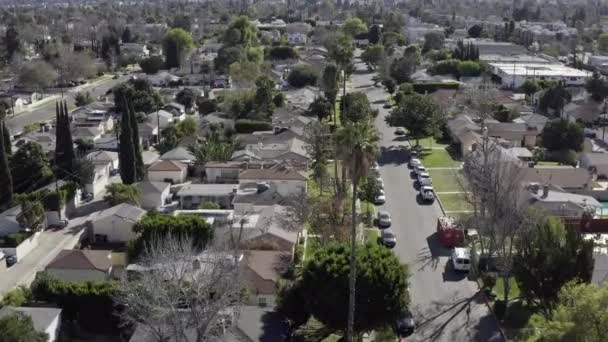 Aerial rising of neighborhood houses in Van Nuys, Los Angeles — Stock Video