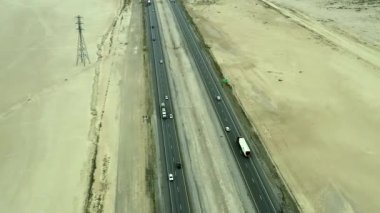 Mojave Çölü 'ndeki 15. otoyoldaki araç ve kamyonların üzerindeki hava aracı görüntüleri.
