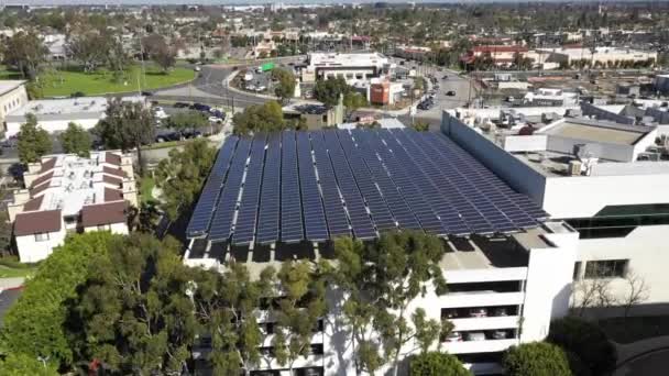 Grandi pannelli solari sulla parte superiore della struttura di parcheggio, ripresa aerea crescente, energia verde rinnovabile, Long Beach, California — Video Stock