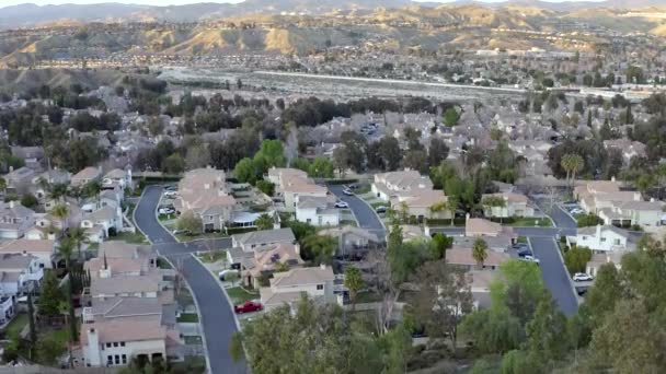Drone aérien se levant du quartier résidentiel de Santa Clarita au coucher du soleil, Californie — Video