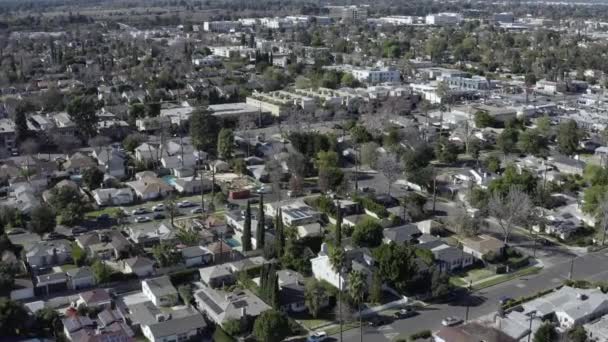 Aerial forward view of residential neighborhood houses during the day in Van Nuys, California — Stock Video