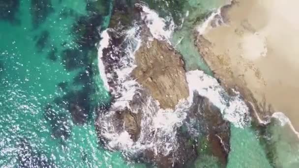 Top Down Aerial View of Ocean Waves Breaking on Rock and Victoria Beach, Laguna, California Usa — стокове відео