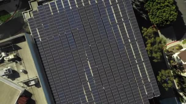 Solar byggnad projekt fåglar öga antenn utsikt stiger ovanför taket struktur yta arkitektur block i Long Beach — Stockvideo