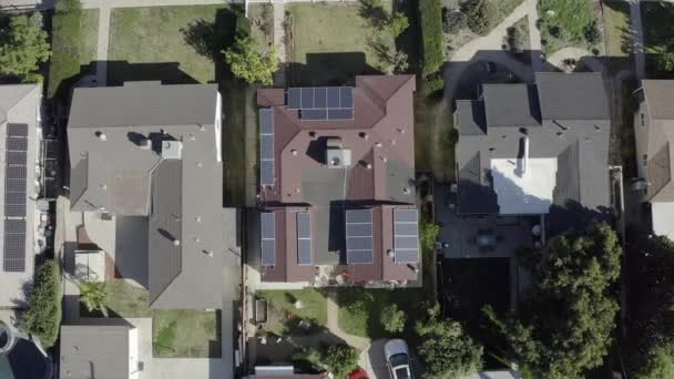Zonnepanelen op buurthuizen, vanuit de lucht rijzende vogels, Los Angeles, Californië — Stockvideo