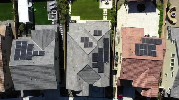 Lucht Top Down View zonnepanelen op daken in residentiële omgeving — Stockvideo