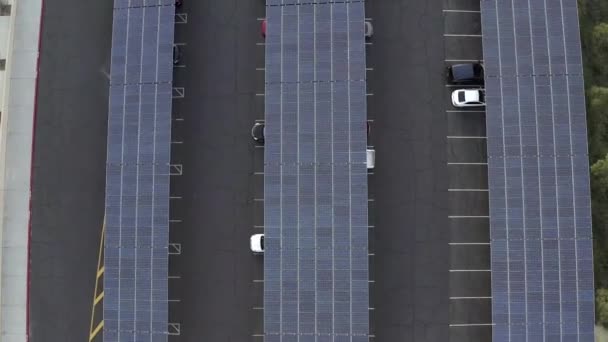 Projeto de painel solar no telhado do parque de estacionamento em Santa Clarita, Califórnia, crescente drone — Vídeo de Stock