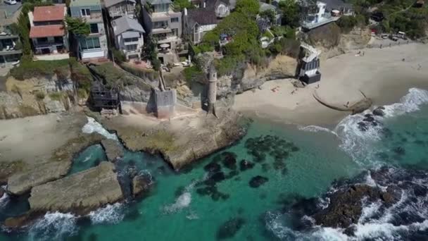 Victoria Beach Coast, Laguna. Antenne Orbit über bunten städtischen Küsten-Hausdächern und Piratenturm — Stockvideo