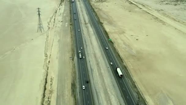 莫哈韦沙漠15条高速公路上卡车和汽车的空中无人机录像 — 图库视频影像