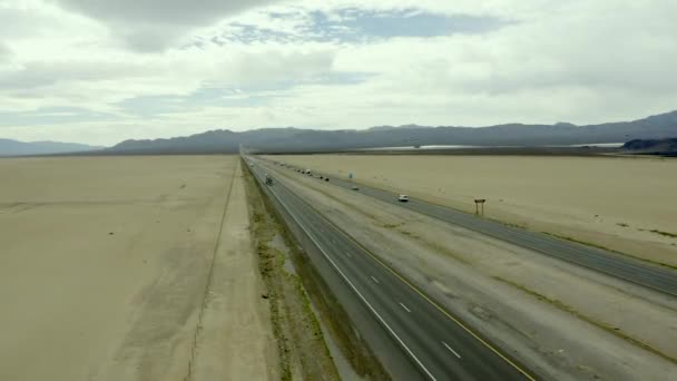 Caminhões e veículos que conduzem ao longo da interestadual Quinze para o deserto de Mojave, aéreo — Vídeo de Stock