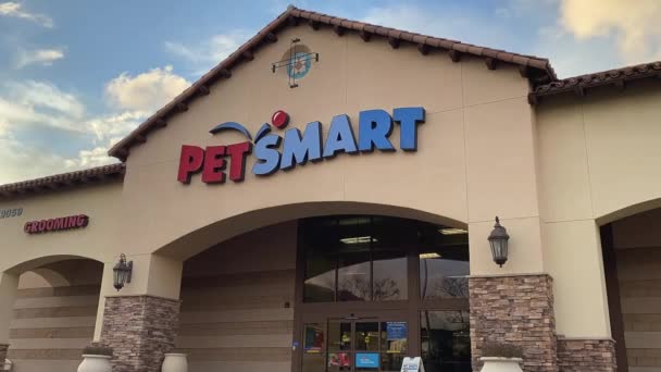PetSmart escaparate abierto con fondo soleado y nublado, lapso de tiempo — Vídeo de stock