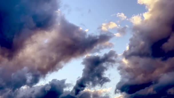 Czas upływa ciemne chmury poruszające się po niebie — Wideo stockowe