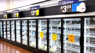 Coronavirus, Covid-19 salgını nedeniyle Walmart 'ta boş süt ve süt ürünleri buzdolabı.