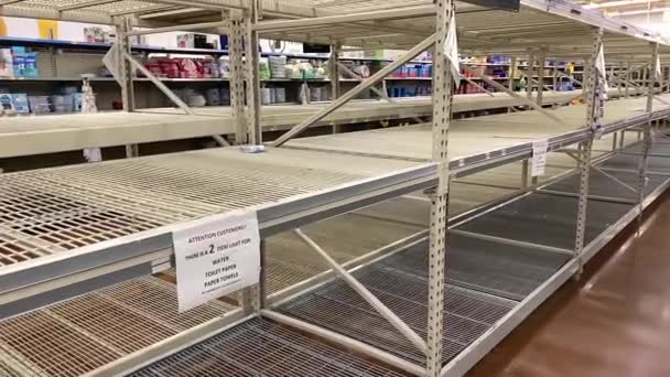 Estantes vacíos de papel higiénico en el centro comercial Walmart, Coronavirus, Covid-19, virus Los Angeles, CA — Vídeos de Stock