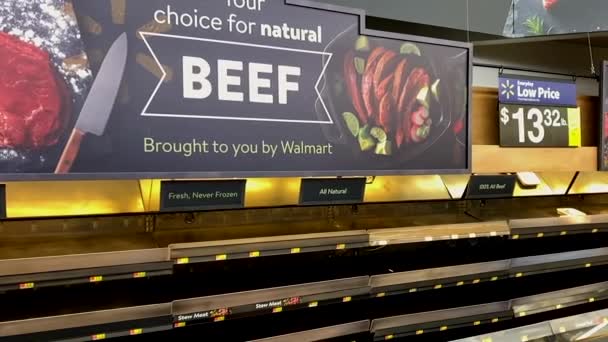 Daging sapi yang kosong dan daging sapi di pasar Walmart, karena Coronavirus, Covid-19, Los Angeles, CA — Stok Video