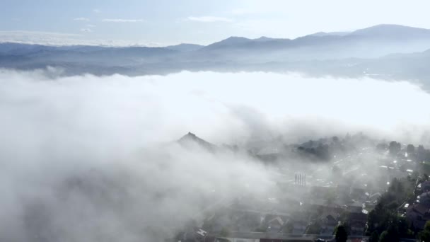 Αεροφωτογραφία, ομίχλη πρωινής ομίχλης πάνω από τη γειτονιά του Λος Άντζελες, πάνω από σύννεφα που δείχνουν βουνά στο βάθος — Αρχείο Βίντεο