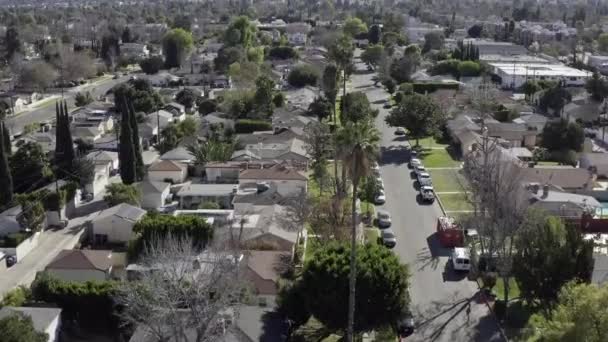 Aerial rising of neighborhood houses, Van Nuys, Los Angeles — Stock Video