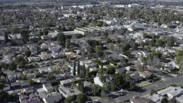 Luchtfoto vooraanzicht woonwijkhuizen overdag, Van Nuys, Californië — Stockvideo