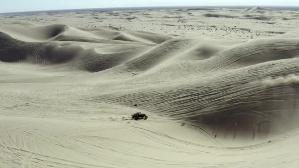 Alla terräng fordon ATV kör över sanddyner i öknen, antenn utsikt — Stockvideo