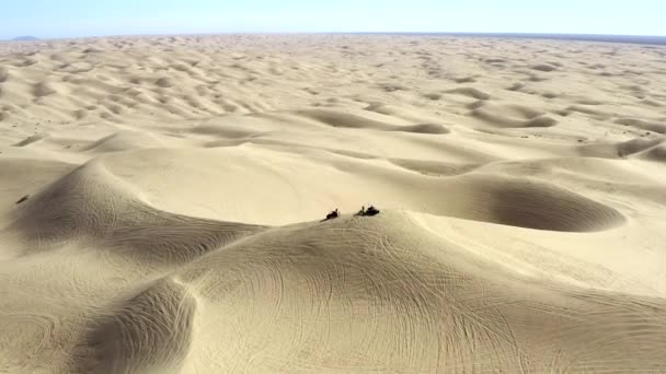 Suivi aérien des VTT dans les dunes impériales de sable, Glamis, Californie — Video