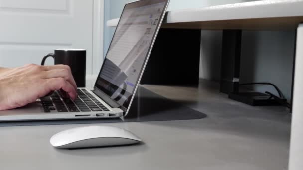 Blanke man werken vanuit huis op MAC drinken koffie, close-up zijaanzicht, slow motion — Stockvideo