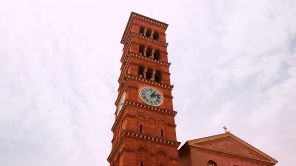 Czas mija Tilt Up Shot of St Andrew Kościół katolicki Zegar dzwonów Tower w Pasadena City Kalifornia — Wideo stockowe