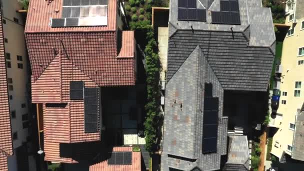 从上面可以看到有太阳能电池板的塔斯坦的房子。4k无人驾驶飞机加利福尼亚，阳光灿烂的下午 — 图库视频影像