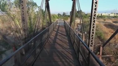 Hava, alçak, insansız hava aracı çelik bir köprüden geçiyor, Demir At.