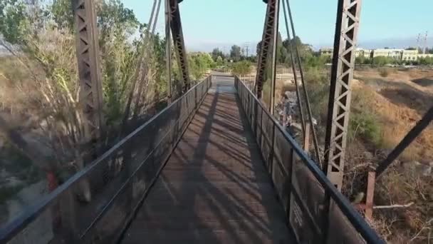 Vue aérienne, basse, drone à travers un petit pont en acier, Iron Horse — Video