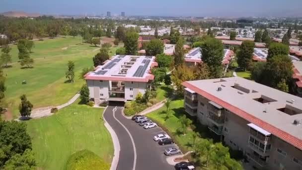 Flyg lägenhet gemenskap av byggnader med solpaneler, alternativ energi — Stockvideo