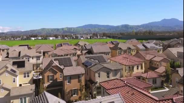 Aerial rising of solar panels in neighborhood of community of houses, Tustin — Stock Video