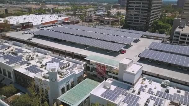 Luchtfoto van een modern zonnepaneel project op Topanga Mall, drone commercial — Stockvideo