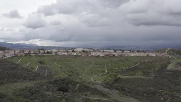 Ευρεία Αεροφωτογραφία της γειτονιάς του Λος Άντζελες στα προάστια κάτω από τον δραματικό ουρανό — Αρχείο Βίντεο