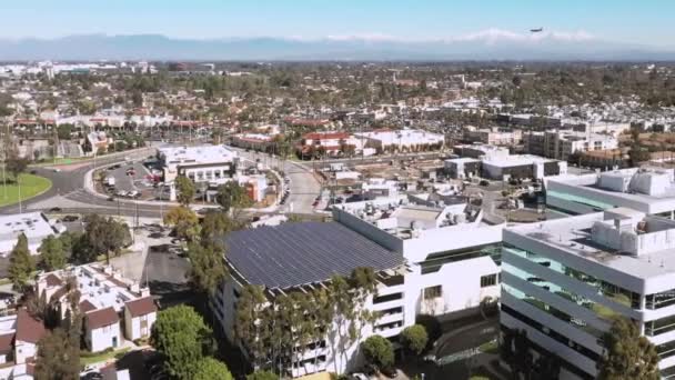 Vue aérienne d'un toit de bâtiments recouvert de panneaux solaires à Long Beach, avion survolant — Video