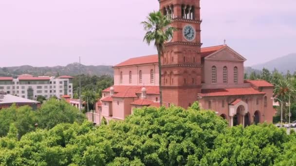 Yükselen İnsansız Hava Aracı, St Andrew Katolik Kilisesi Saat Kulesi, Pasadena — Stok video