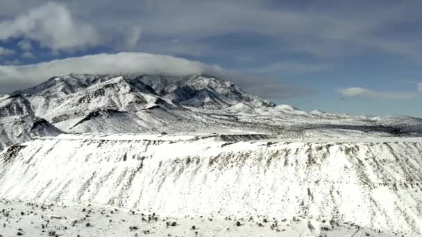 Aérea, rastreo, con vistas a las formaciones geológicas y la nevada montaña Clark — Vídeo de stock