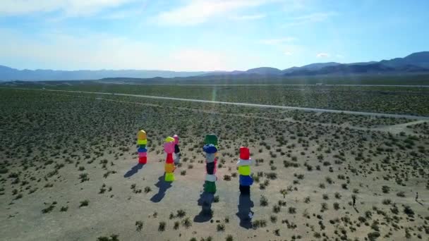 Sept montagnes magiques art Ivanpah, coloré, blocs empilés, vue aérienne — Video