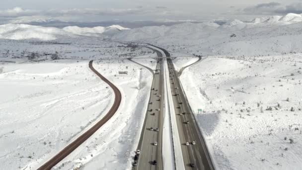 California carretera a través de nieve cubierta ladera de la montaña, vista aérea — Vídeos de Stock