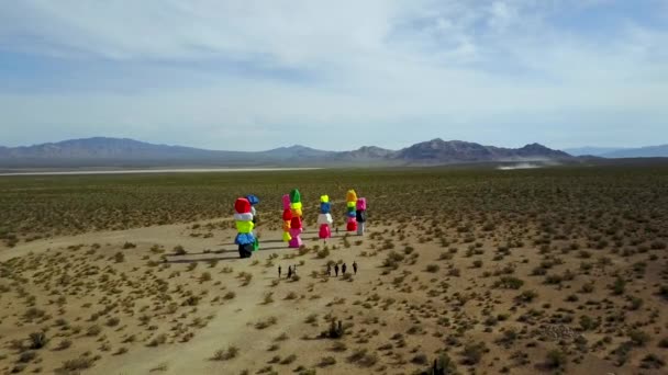Desierto de arte colorido diseño de roca, Siete montañas mágicas, vista aérea — Vídeo de stock
