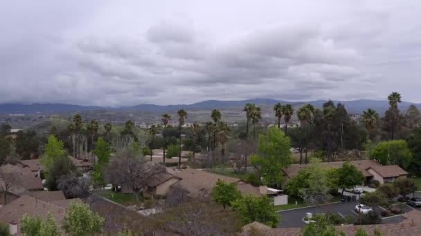 Steigende Luftaufnahme über Wohnsiedlungen in der Nachbarschaft, dunkle Regenwolken — Stockvideo